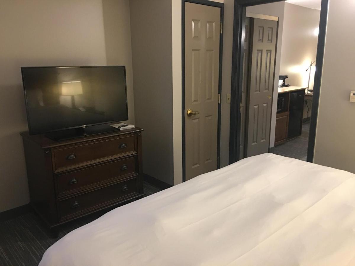 One-Bedroom King Suite with Sofa Bed at Country Inn & Suites by Radisson, Grand Rapids East, MI