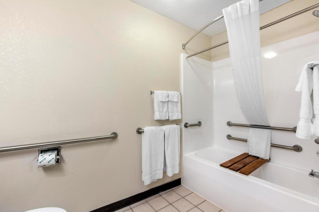 King Room - Accessible/Non-Smoking at Quality Inn & Suites Metropolis I-24