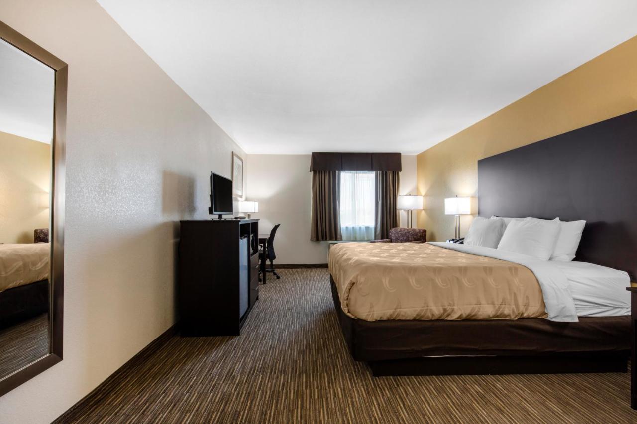 King Room - Accessible/Non-Smoking at Quality Inn & Suites Metropolis I-24