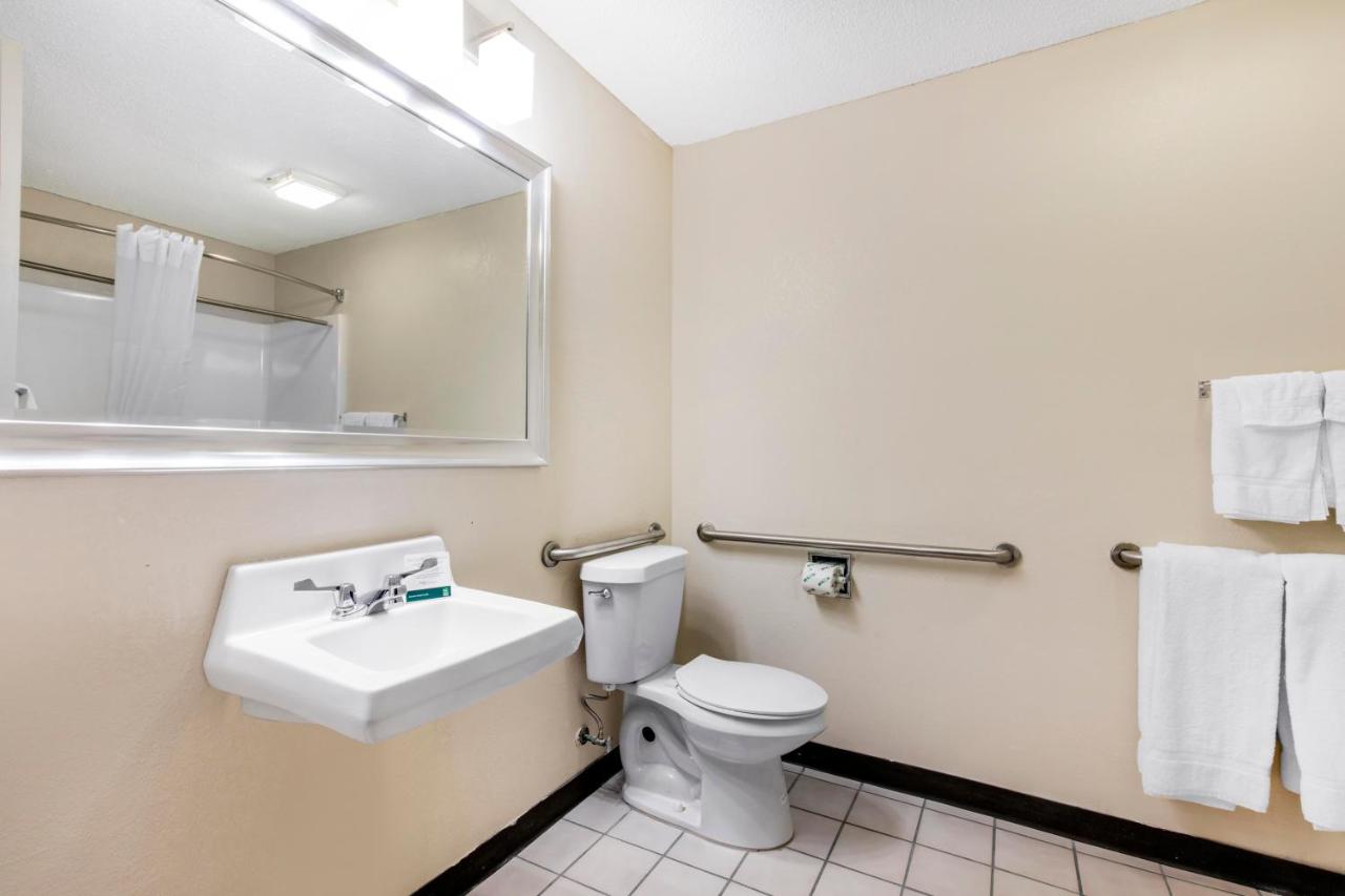 King Room - Accessible/Non-Smoking at Quality Inn & Suites Metropolis I-24