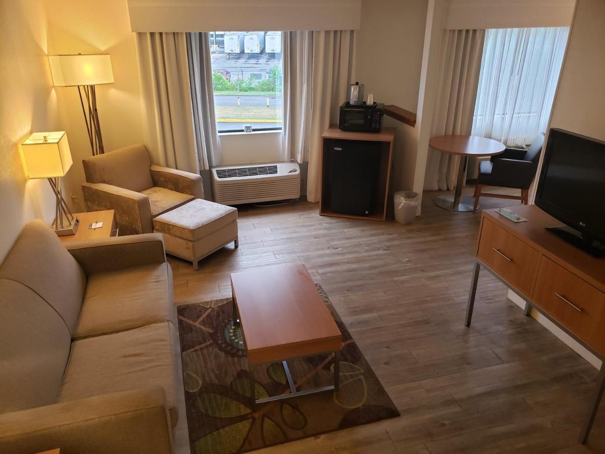 | Holiday Inn Express Hotel Pittsburgh-North/Harmarville, an IHG Hotel
