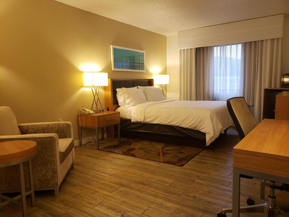 Queen Room - Hearing Accessible at Holiday Inn Express Pittsburgh North by IHG