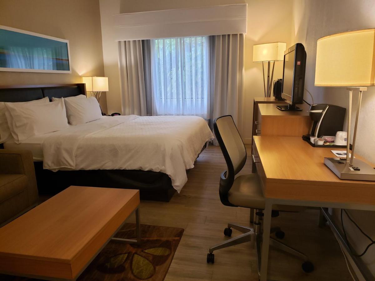 King Room - Non-Smoking at Holiday Inn Express Pittsburgh North by IHG