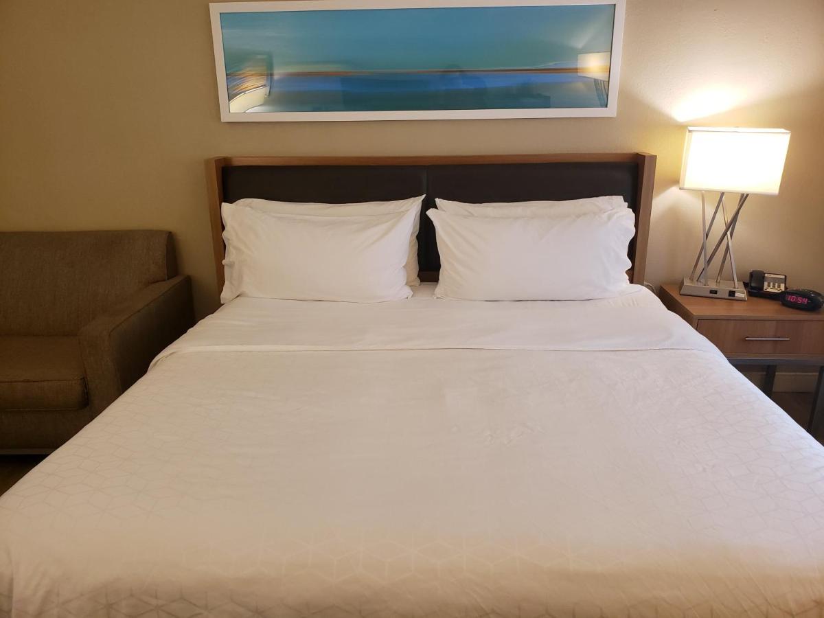 King Room - Non-Smoking at Holiday Inn Express Pittsburgh North by IHG