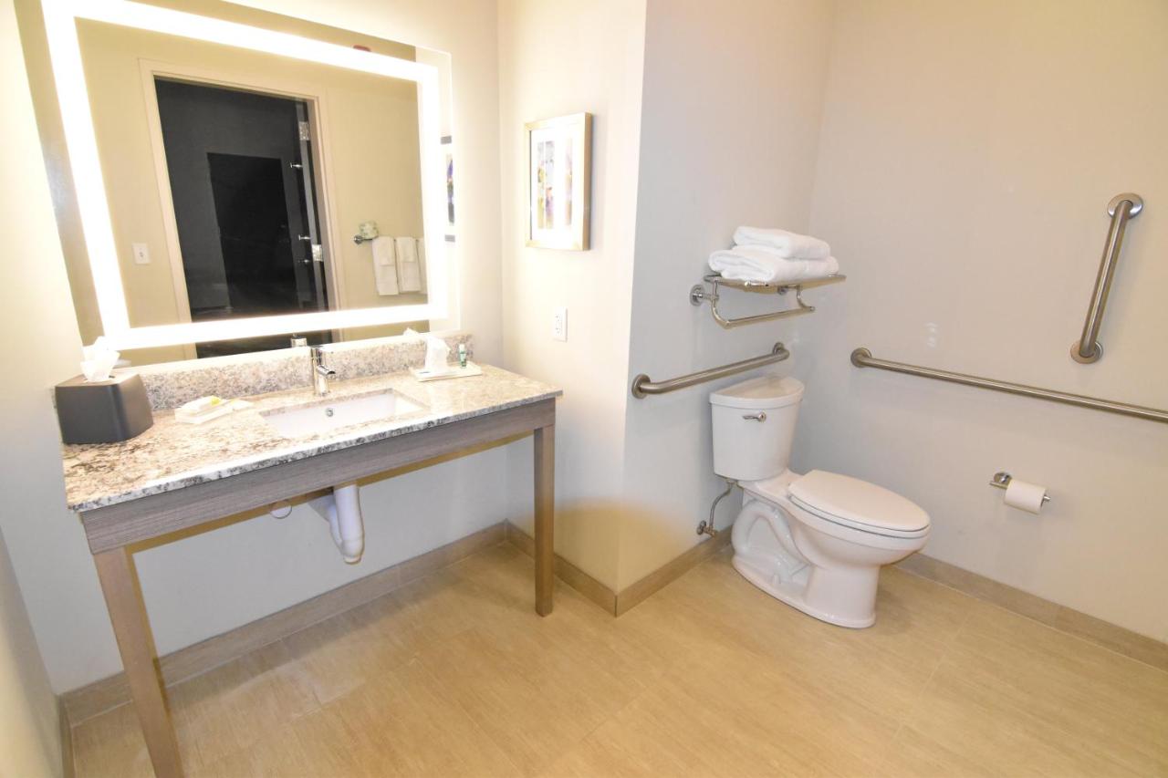 King Room - Mobility Access Tub - Non-Smoking at Holiday Inn Kansas City - Northeast by IHG