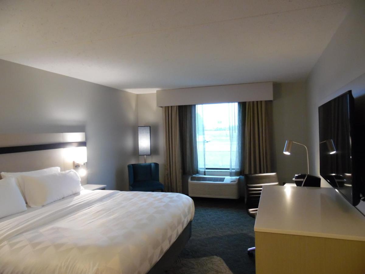 King Room - Hearing Accessible - Roll-in Shower/Non-Smoking at Holiday Inn Bloomington - Normal by IHG