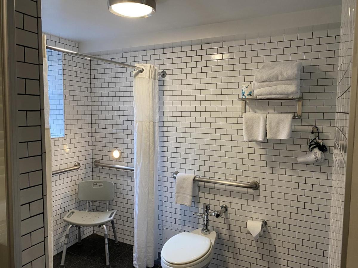 ADA Standard Queen Room at Pod 51