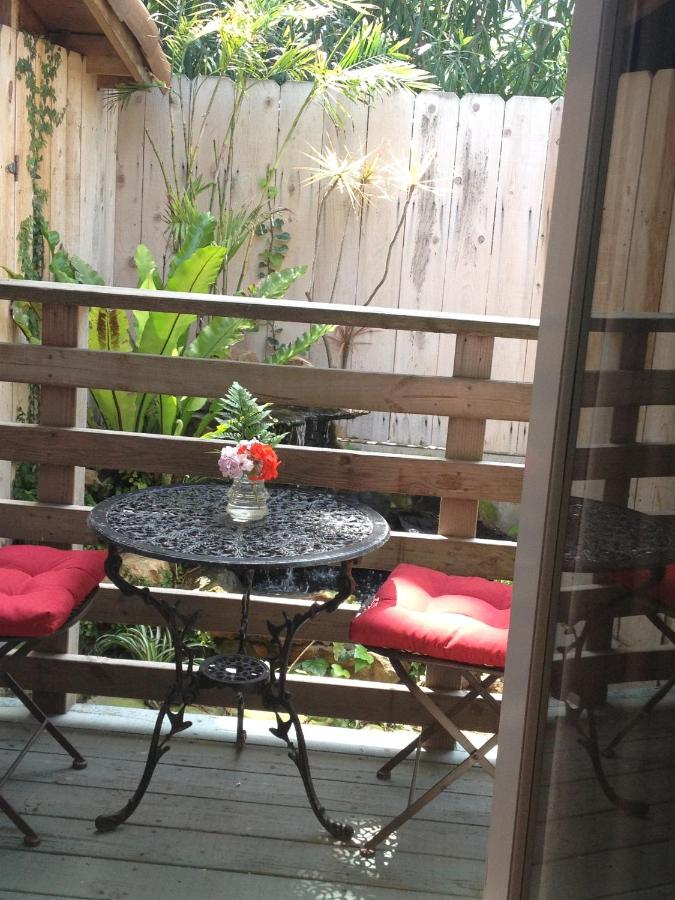  | Les Artistes Inn
