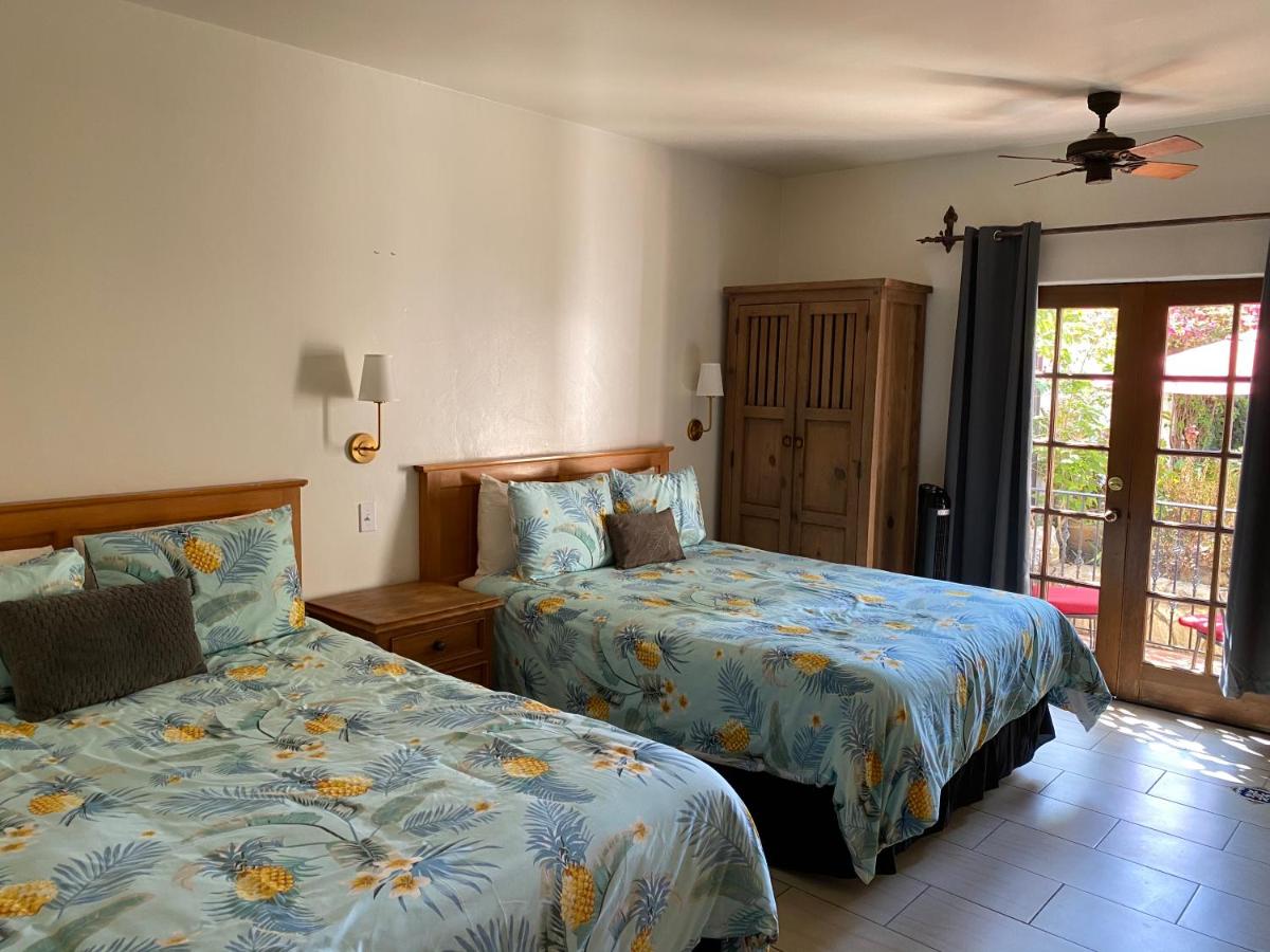 Queen Room with Balcony at Villa Rosa Inn