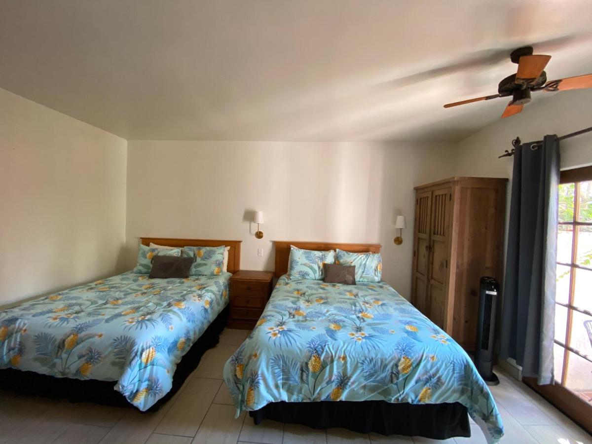 Queen Room with Balcony at Villa Rosa Inn