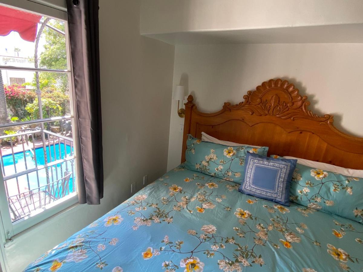 Suite with Balcony at Villa Rosa Inn