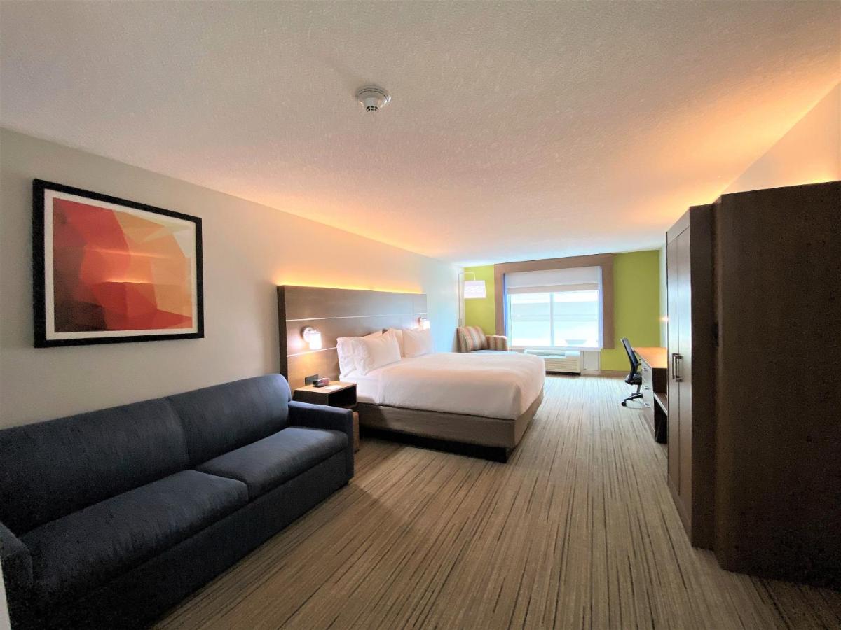 King Suite at Holiday Inn Express & Suites Somerset Central by IHG