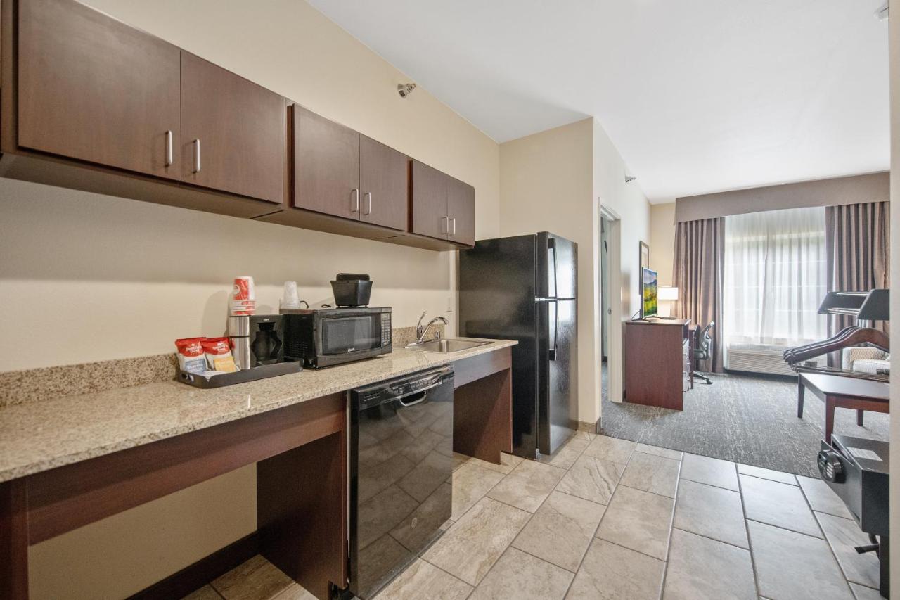 Family Room - Disability Access at Cobblestone Hotel & Suites - Austin
