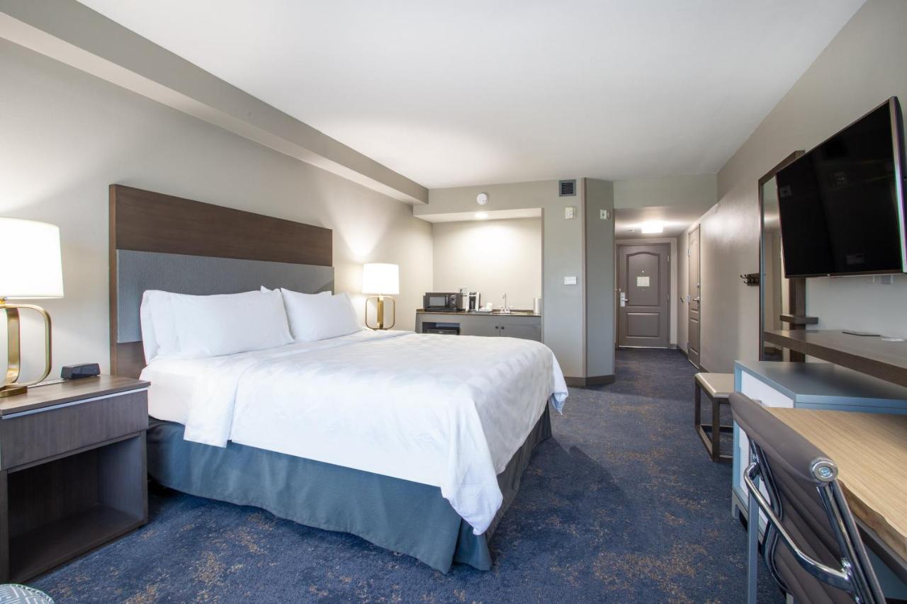 King Room - Mobility Access Tub - Non-Smoking at Holiday Inn Conference Center - Valdosta by IHG