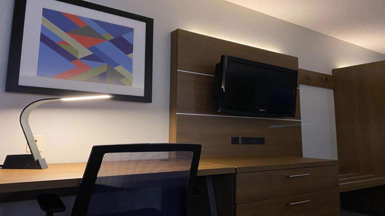 Executive Suite at Holiday Inn Express & Suites Somerset Central by IHG