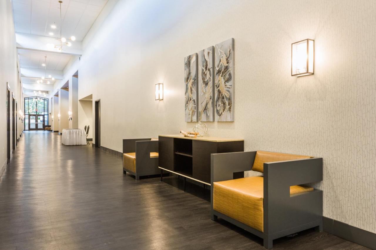 | Holiday Inn Roanoke - Valley View, an IHG Hotel