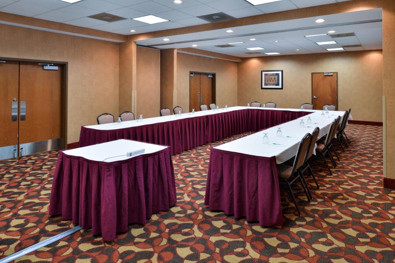| Holiday Inn Martinsburg, an IHG Hotel