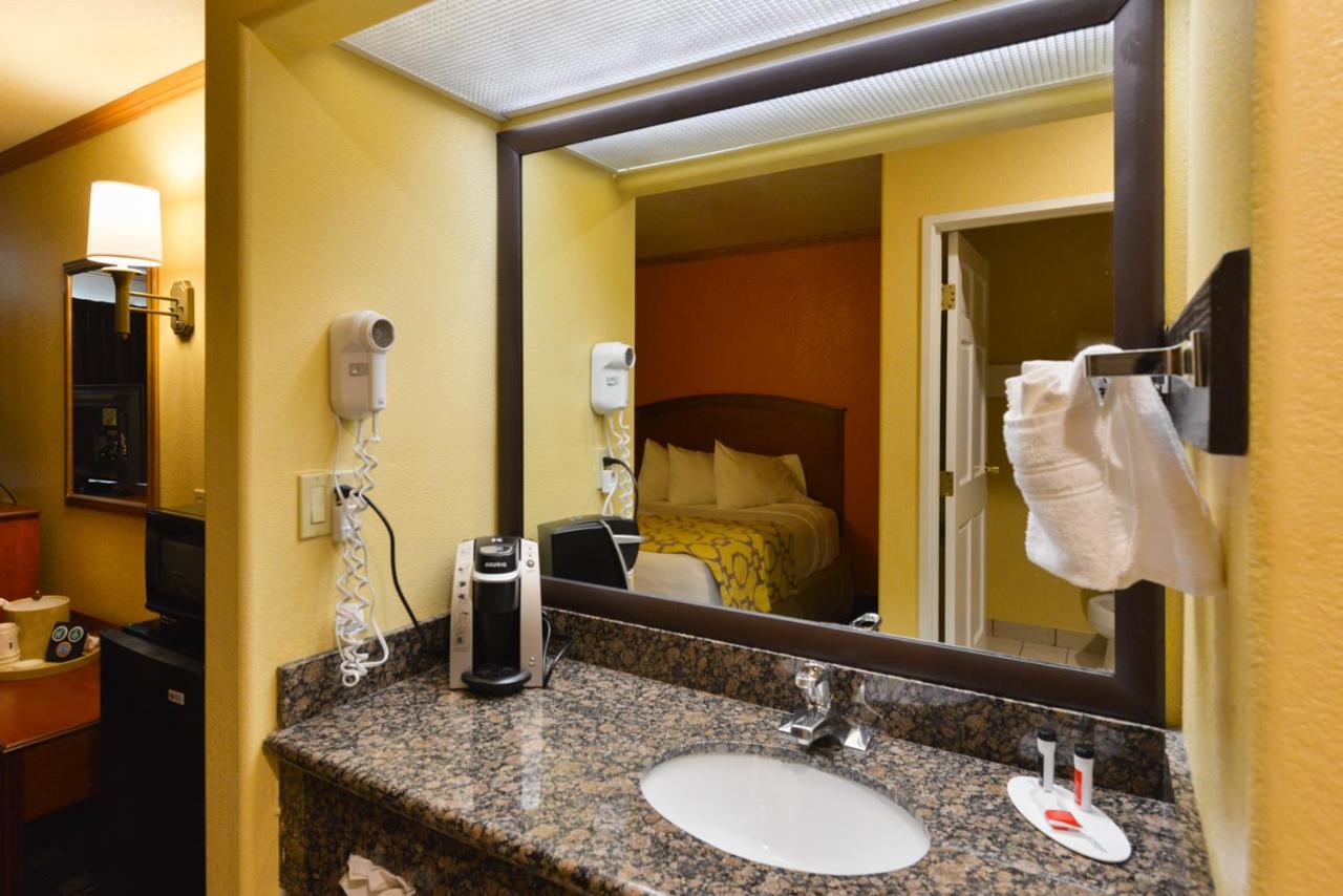 King Room - Mobility Access/Non-Smoking at Baymont by Wyndham Garden of the Gods / Colorado Springs