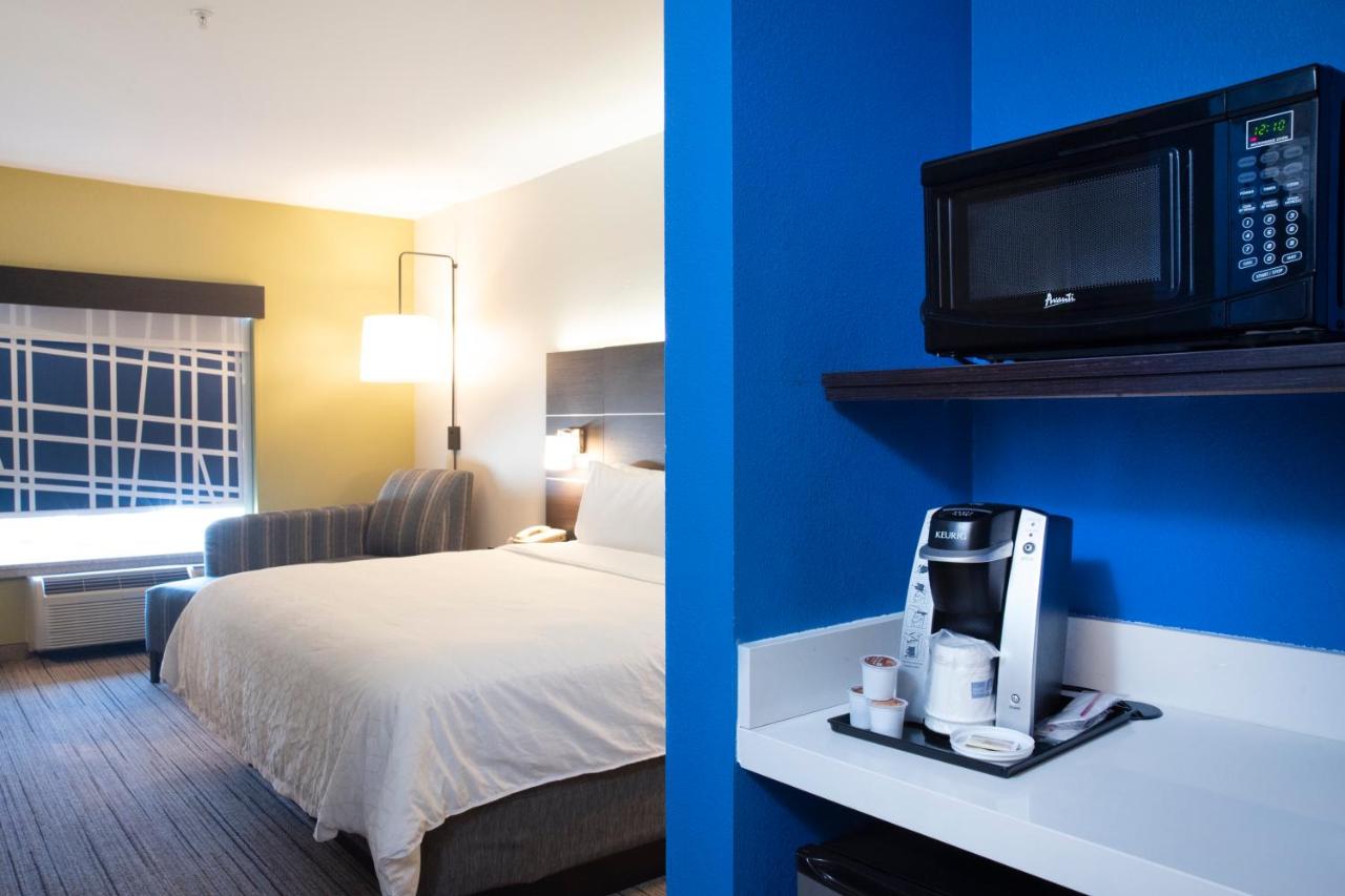 | Holiday Inn Express Hotel & Suites Chester, an IHG Hotel
