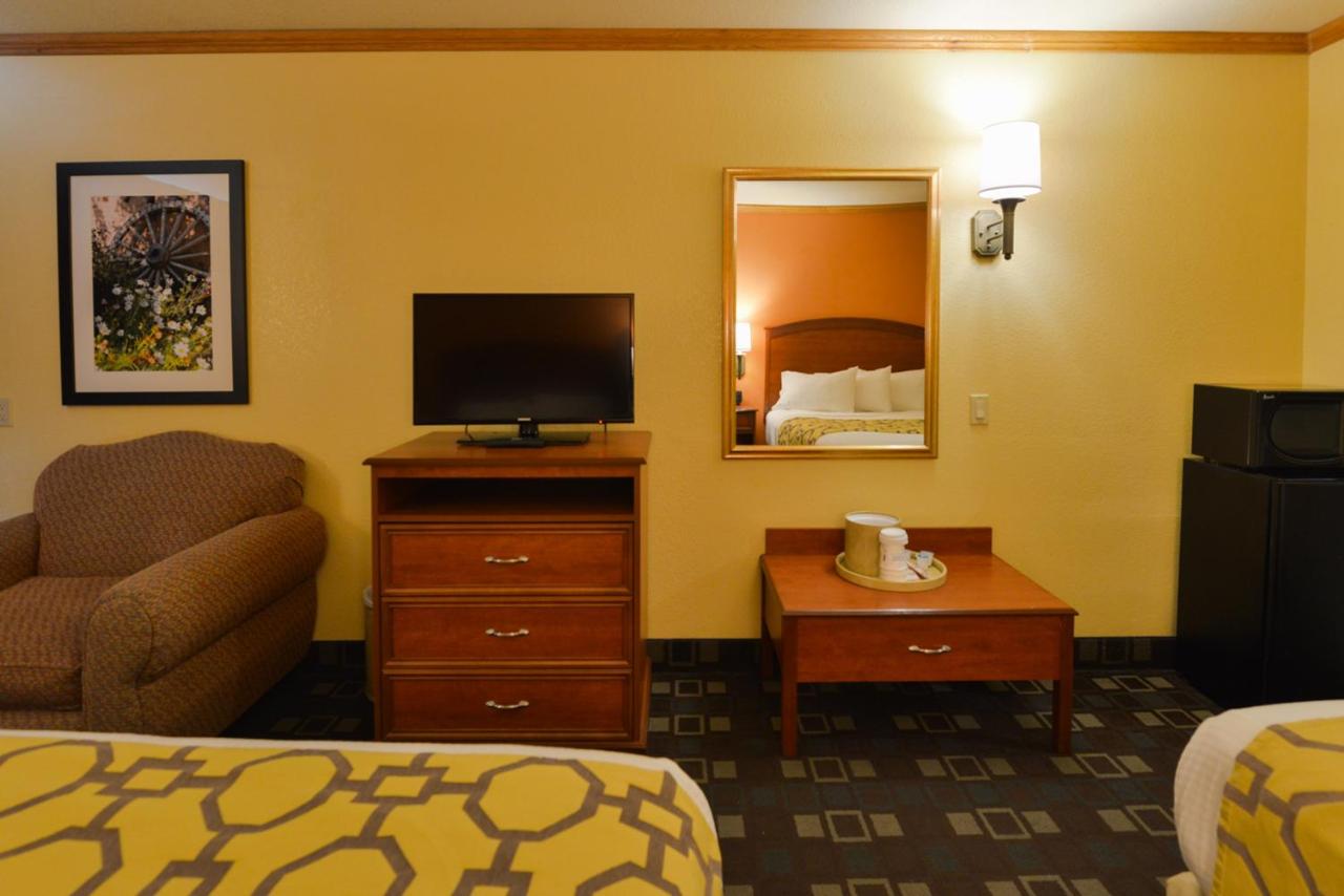King Room - Mobility Access/Non-Smoking at Baymont by Wyndham Garden of the Gods / Colorado Springs