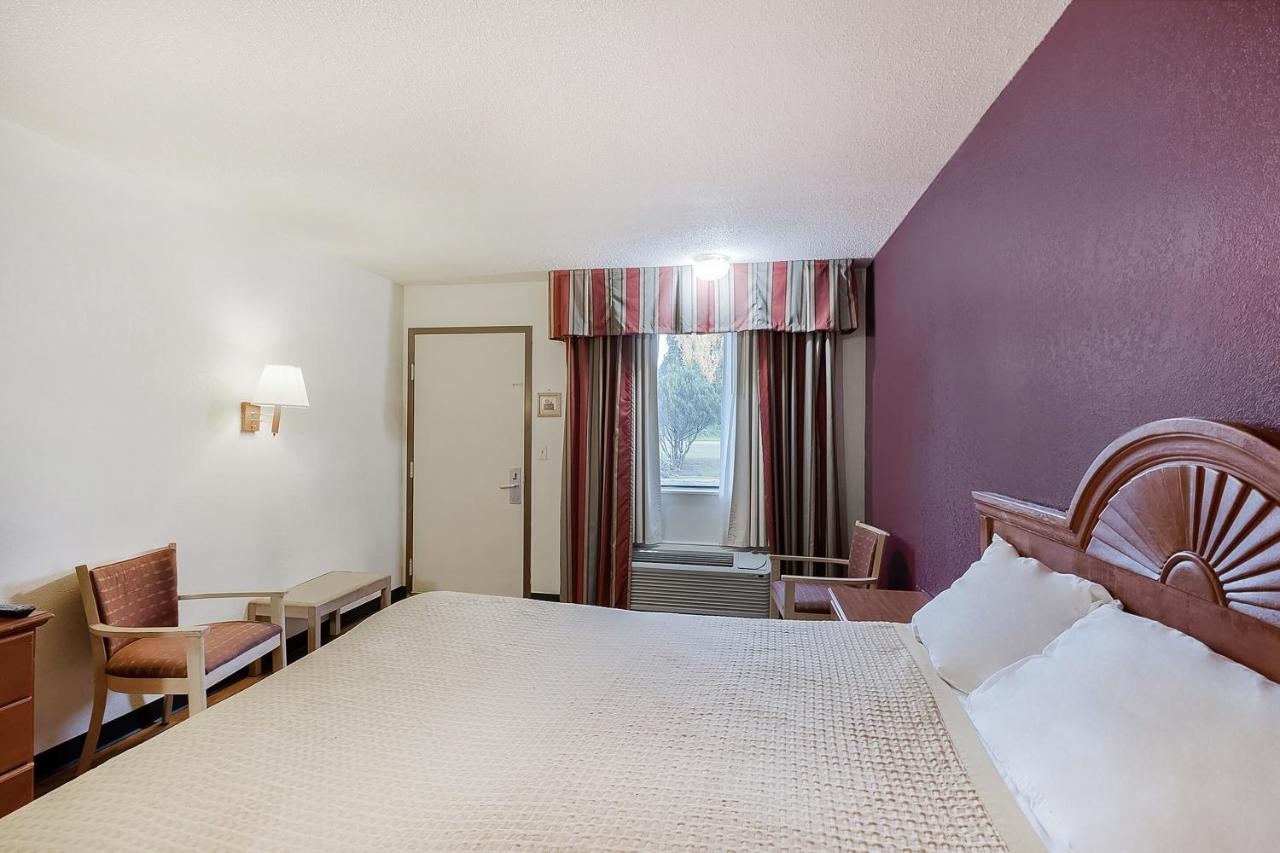 King Room at OYO Hotel Manning SC