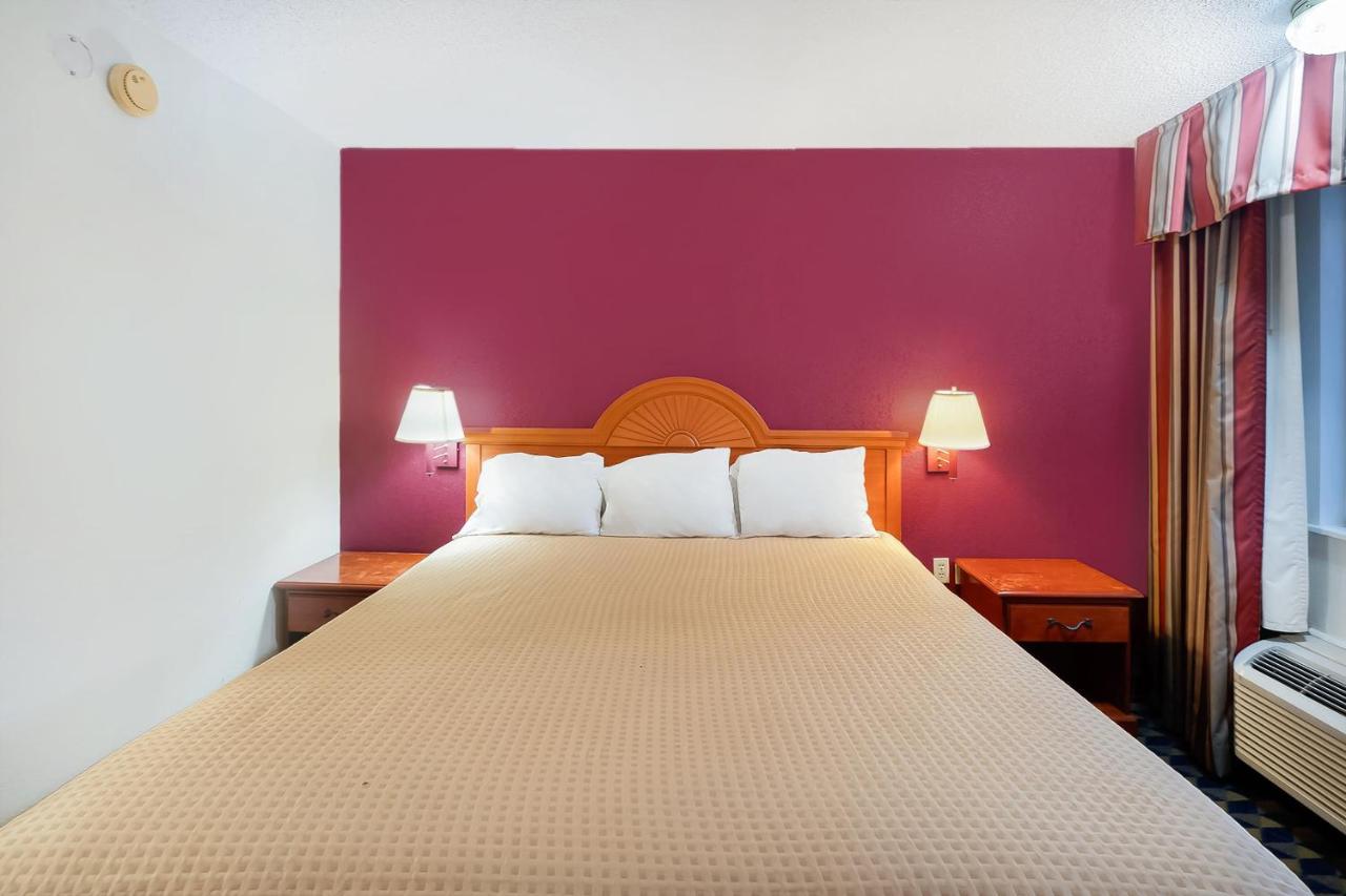 King Room at OYO Hotel Manning SC