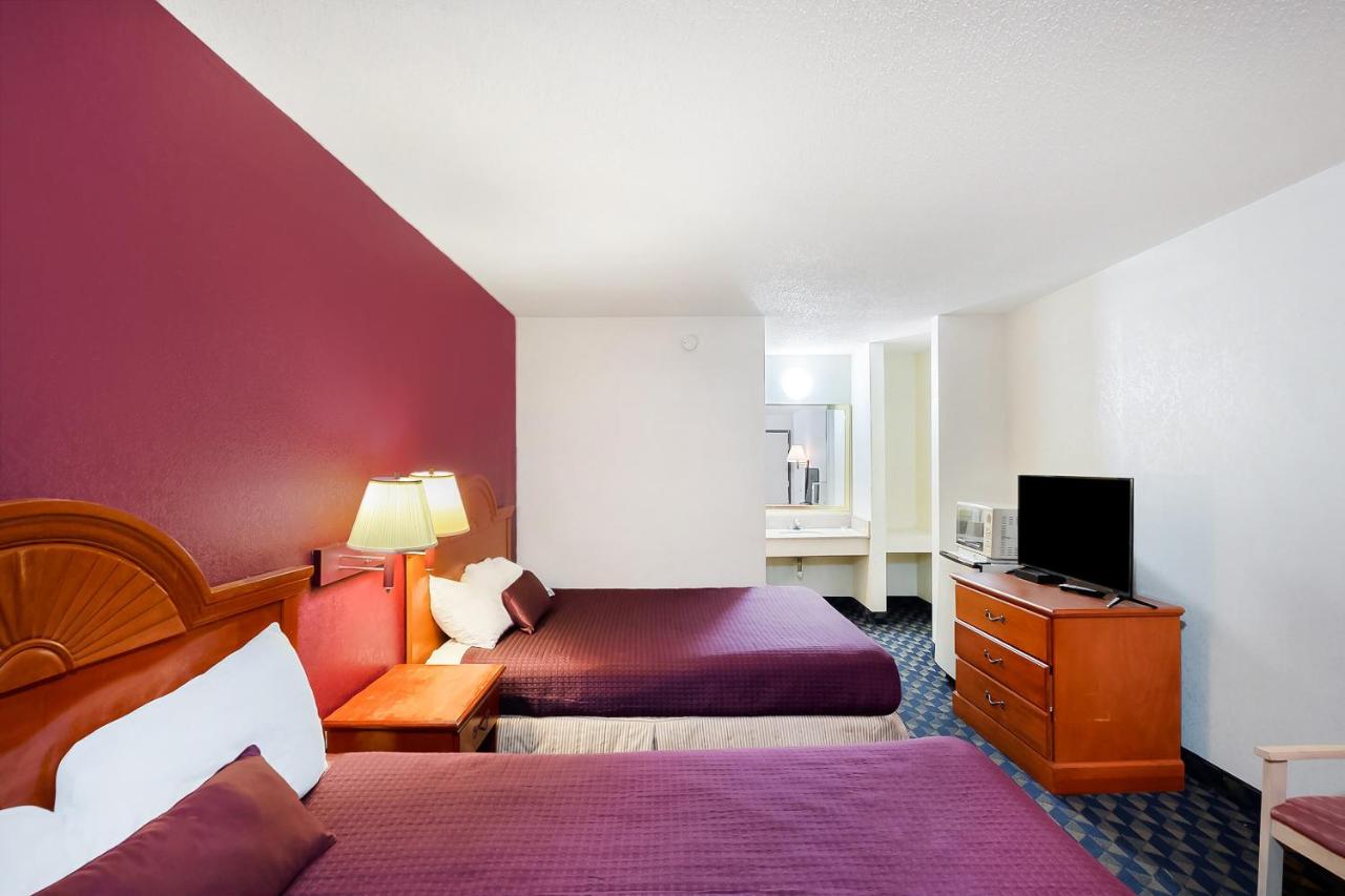 King Room at OYO Hotel Manning SC