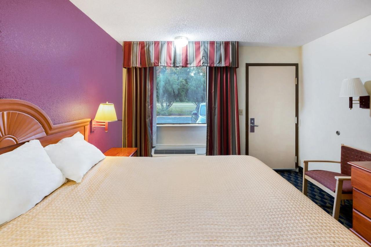 King Room at OYO Hotel Manning SC