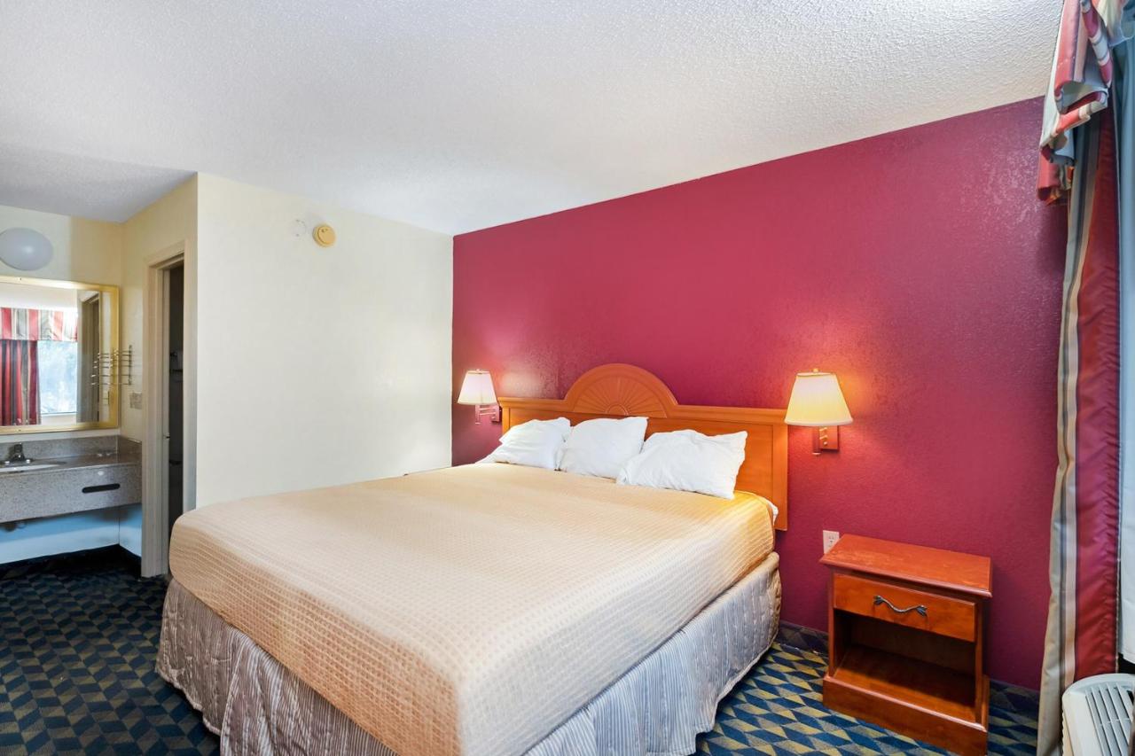 King Room at OYO Hotel Manning SC