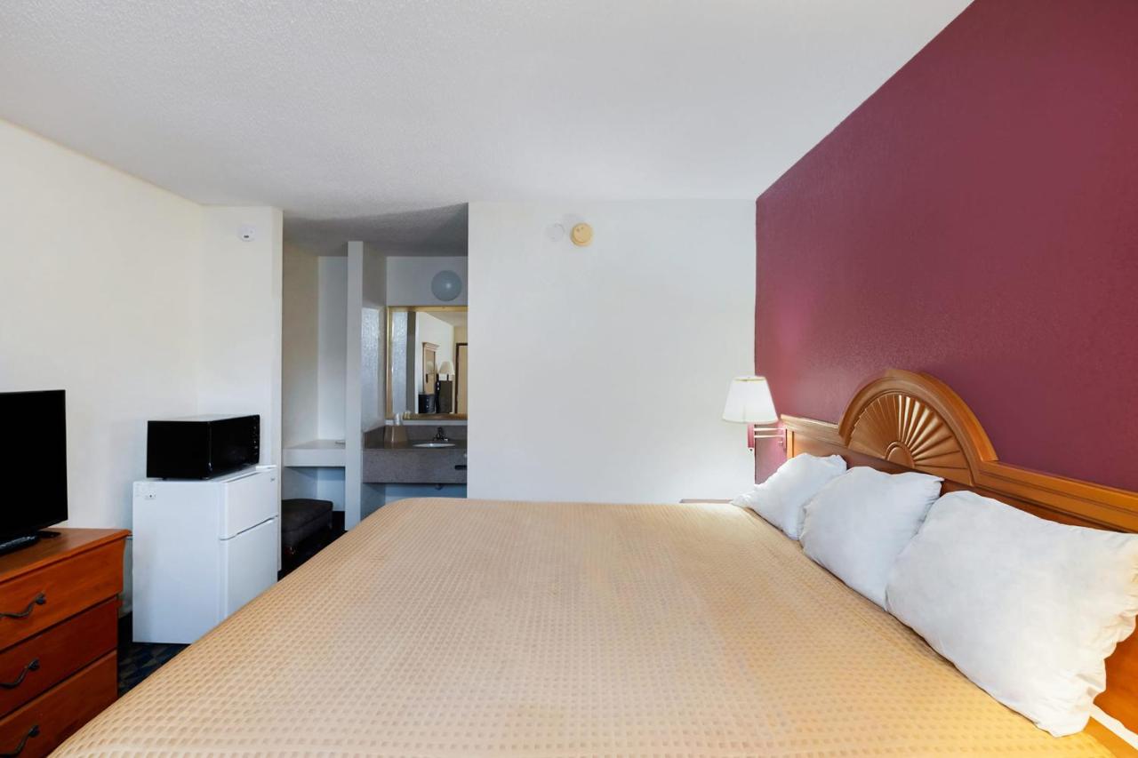 King Room at OYO Hotel Manning SC