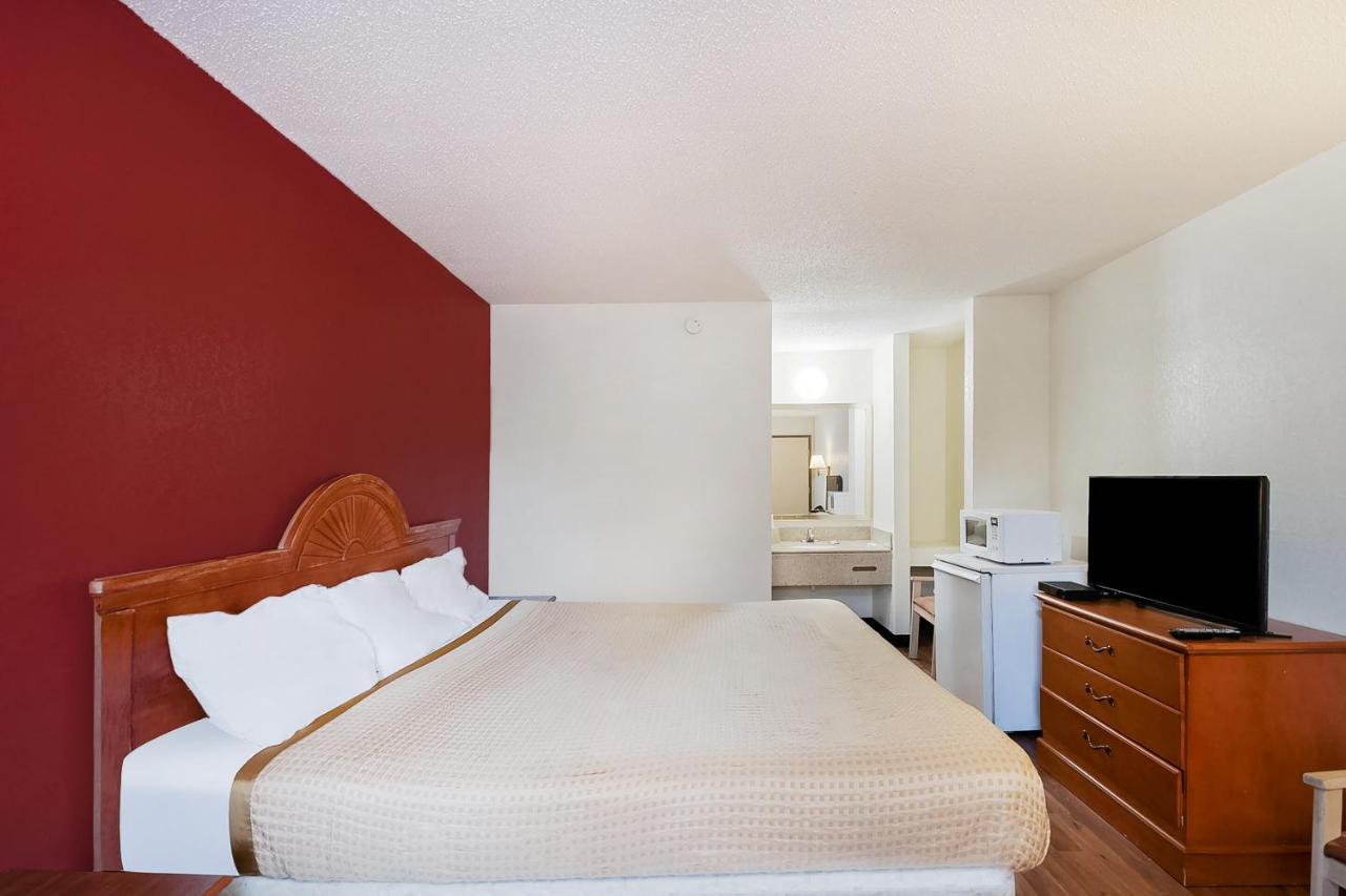 King Room at OYO Hotel Manning SC