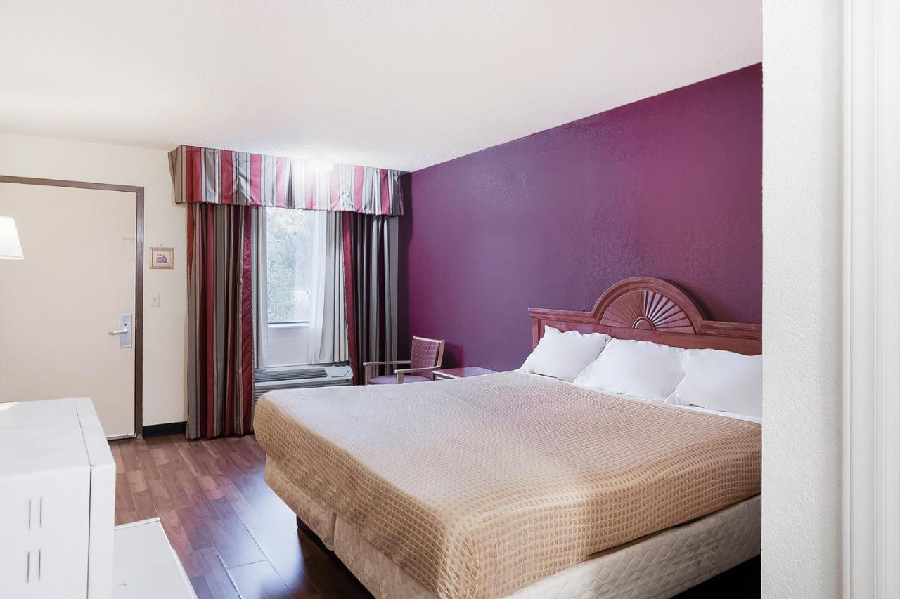 King Room at OYO Hotel Manning SC