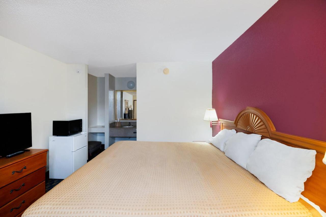 King Room at OYO Hotel Manning SC