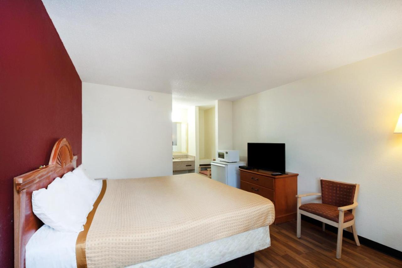 King Room at OYO Hotel Manning SC