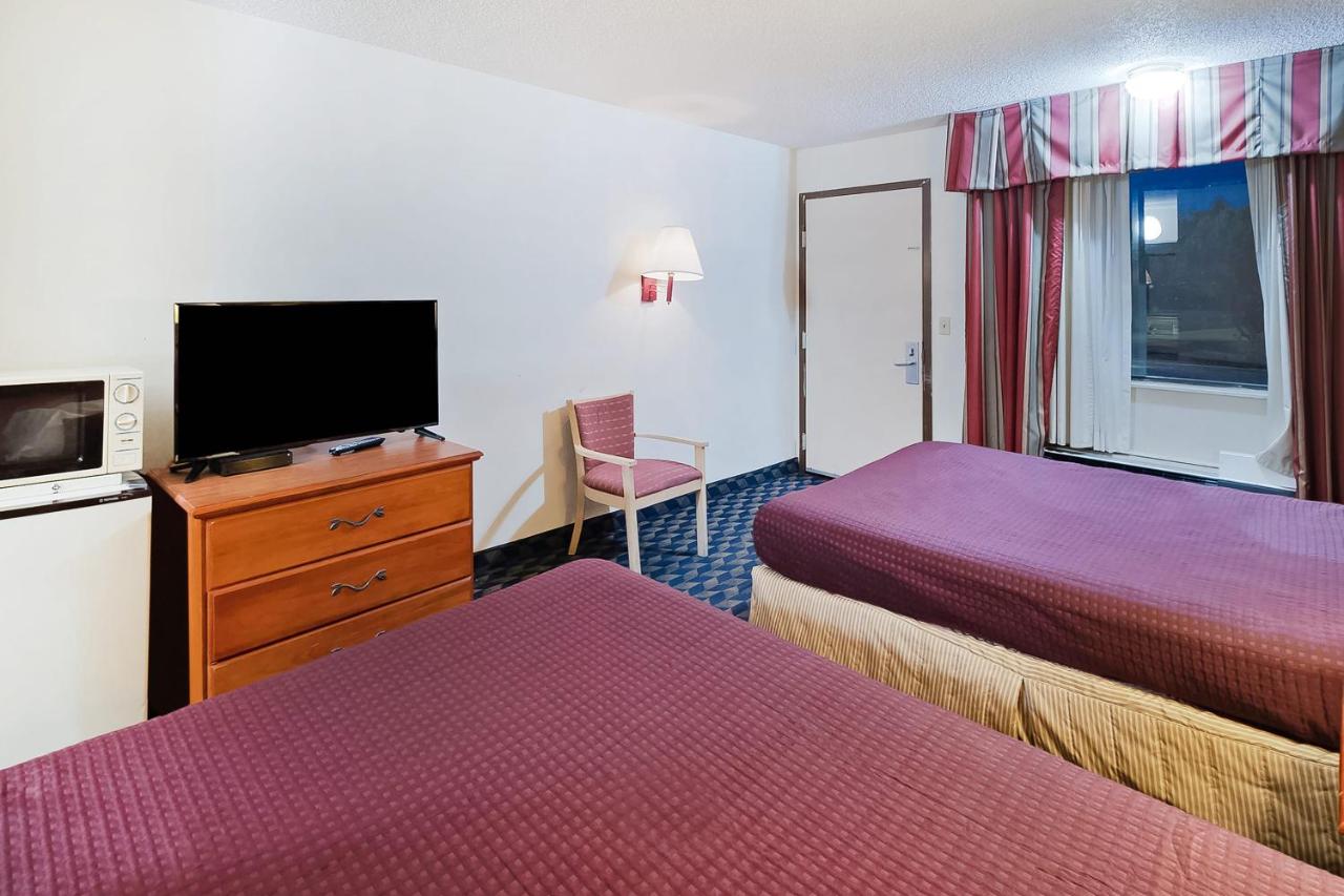Double Room with Two Double Beds at OYO Hotel Manning SC