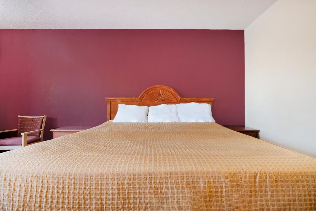 King Room at OYO Hotel Manning SC