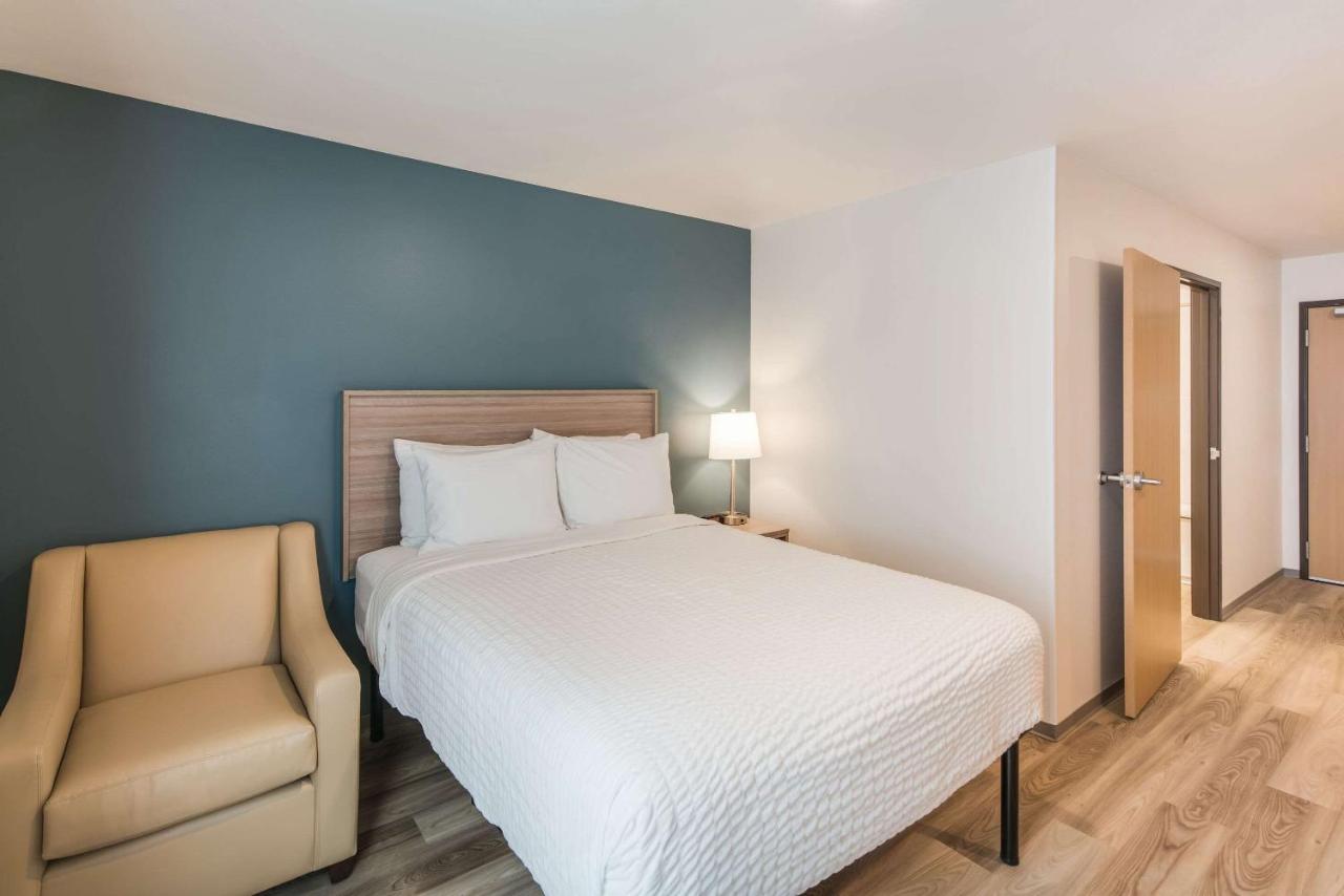 Queen Room with Roll-In Shower - Disability Access/Non-Smoking at WoodSpring Suites Tri-Cities - Richland