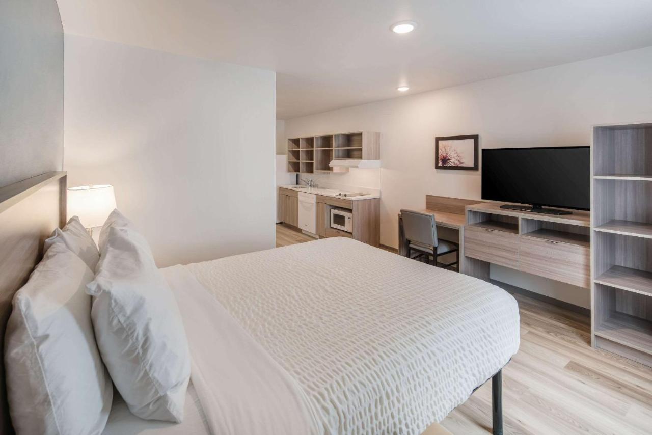 Queen Room with Roll-In Shower - Disability Access/Non-Smoking at WoodSpring Suites Tri-Cities - Richland