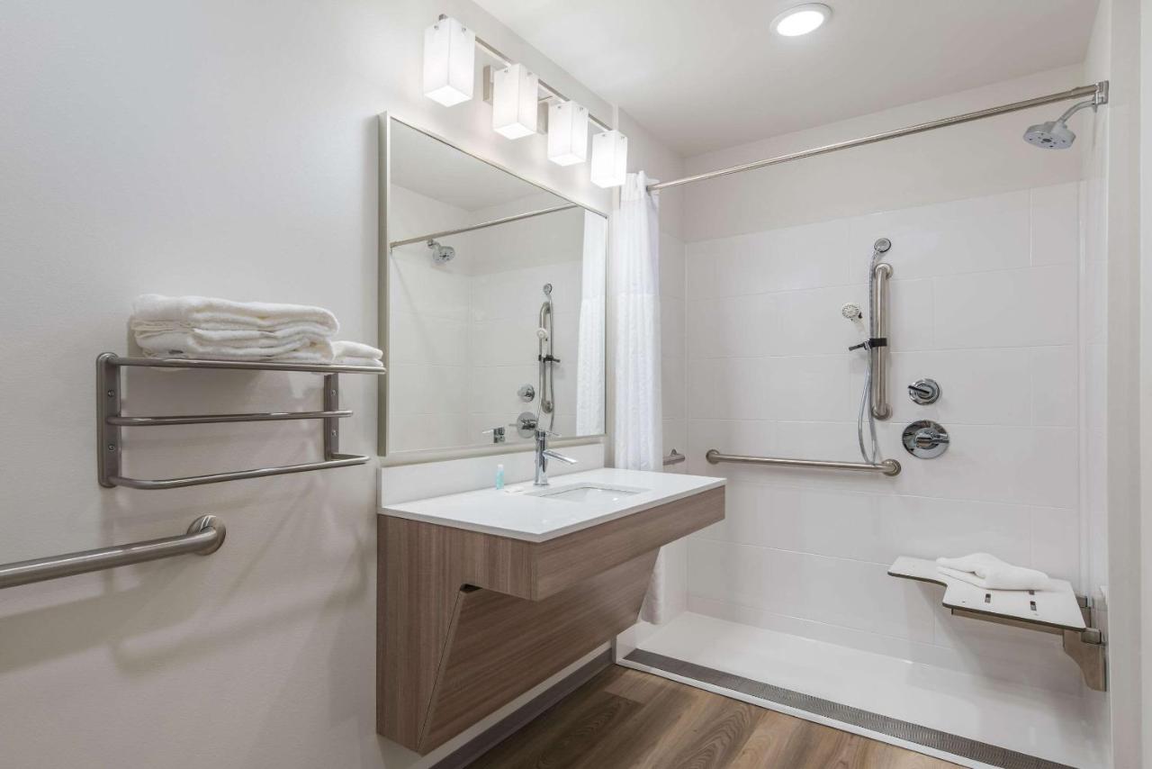 Queen Room with Roll-In Shower - Disability Access/Non-Smoking at WoodSpring Suites Tri-Cities - Richland