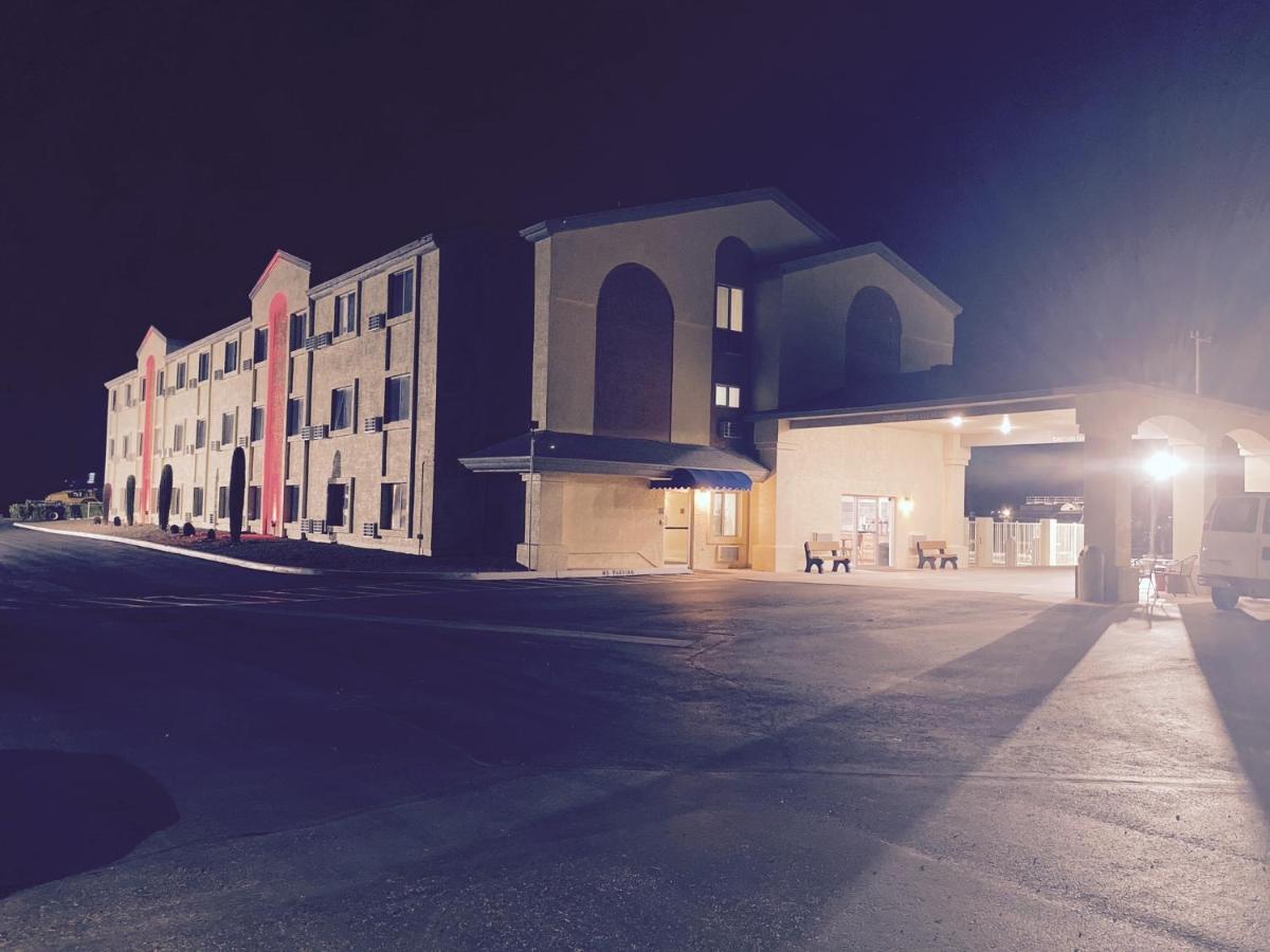 | Americas Choice Inn & Suites