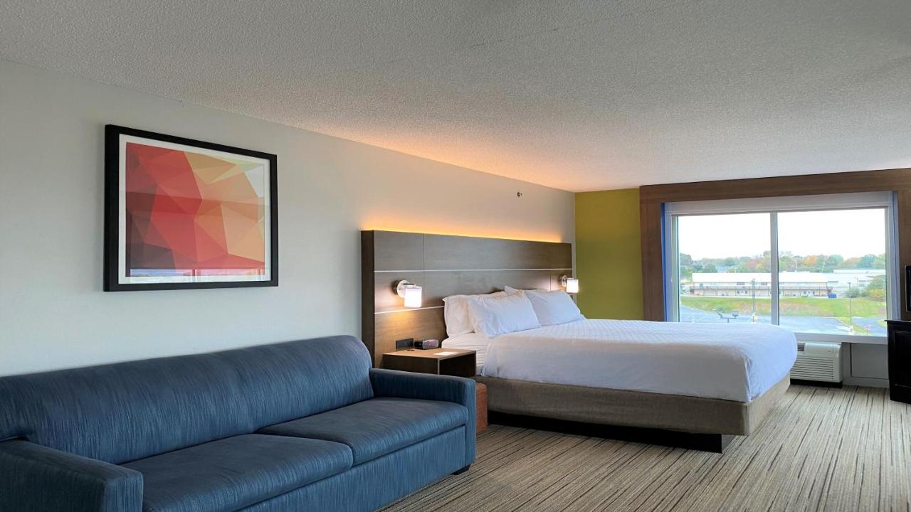 Executive Suite at Holiday Inn Express & Suites Somerset Central by IHG