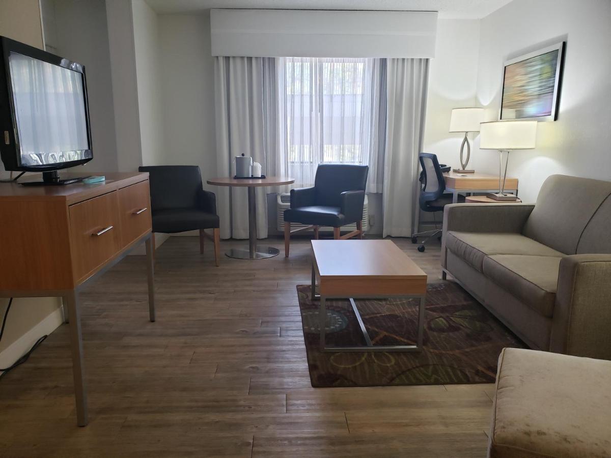 | Holiday Inn Express Hotel Pittsburgh-North/Harmarville, an IHG Hotel