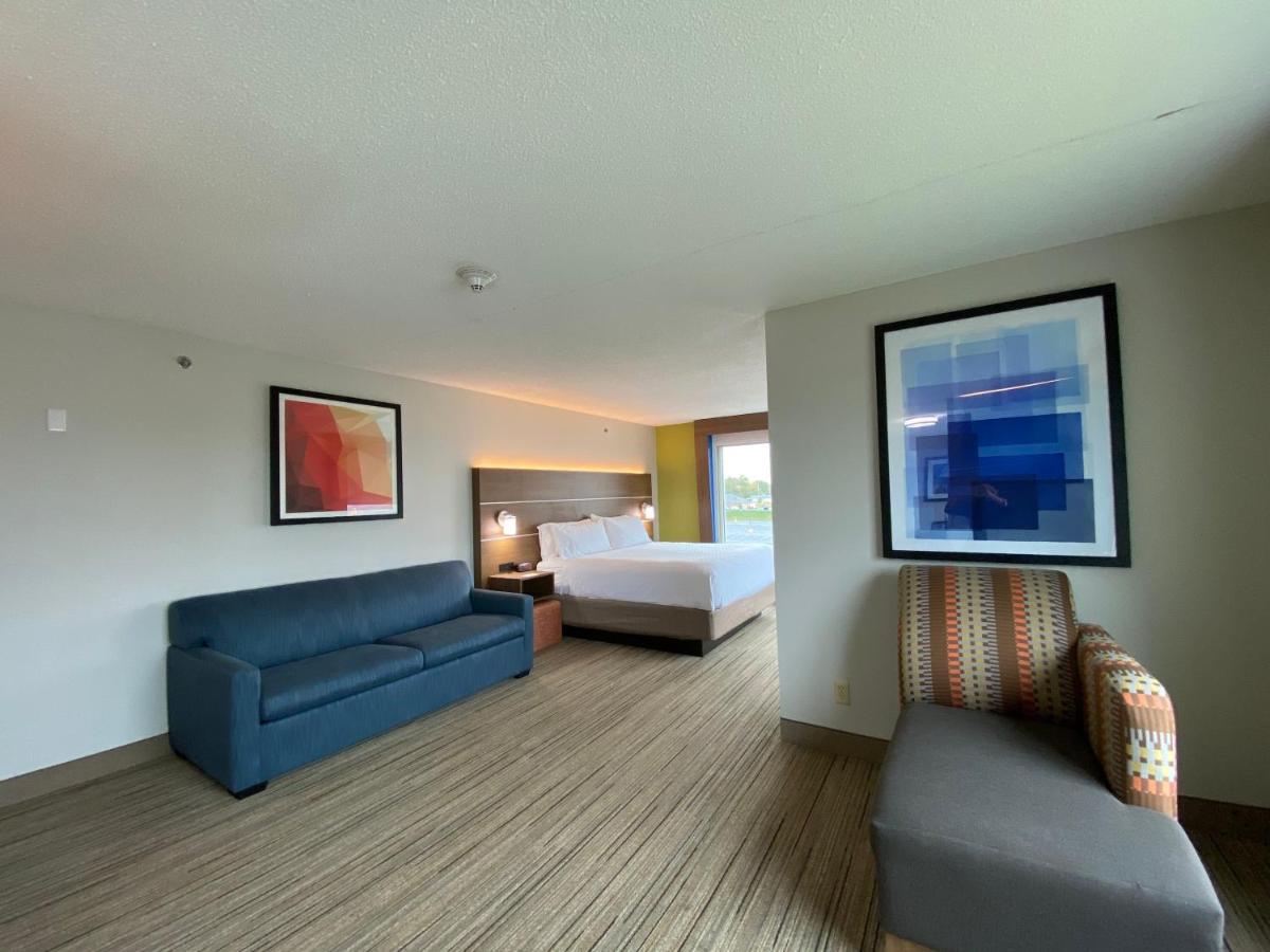 King Suite at Holiday Inn Express & Suites Somerset Central by IHG