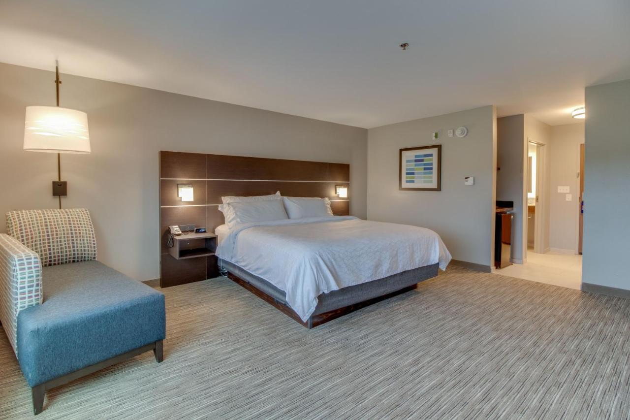 King Room - Hearing Accessible - Non-Smoking at Holiday Inn Express & Suites Union City by IHG