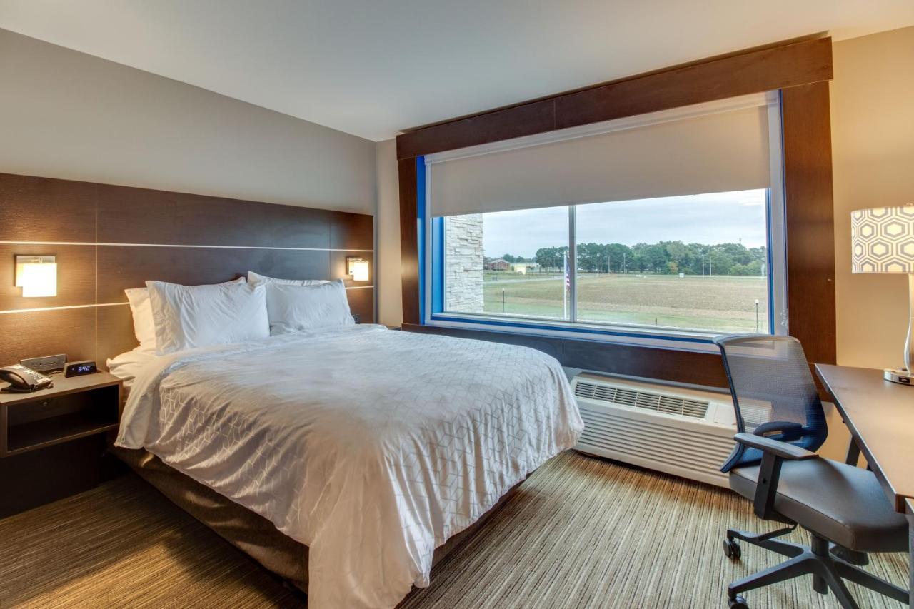Kids Suite - Non-Smoking at Holiday Inn Express & Suites Union City by IHG