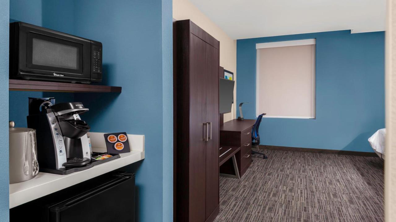 Deluxe King Room - Hearing Accessible at Holiday Inn Express Kansas City Downtown by IHG