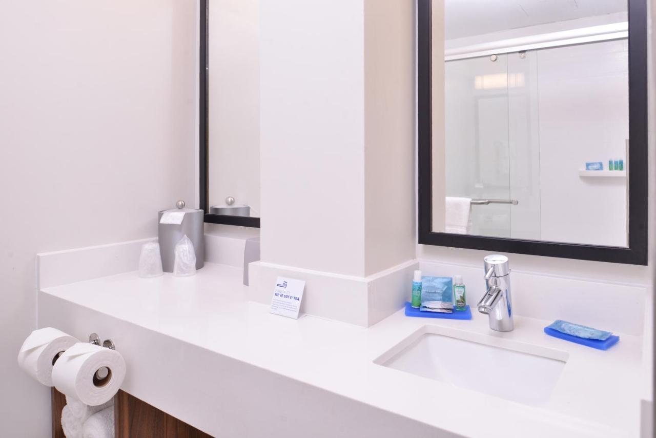King Room - Mobility Access/Roll in Shower - Non-Smoking at Holiday Inn Express New Orleans - Arts District by IHG