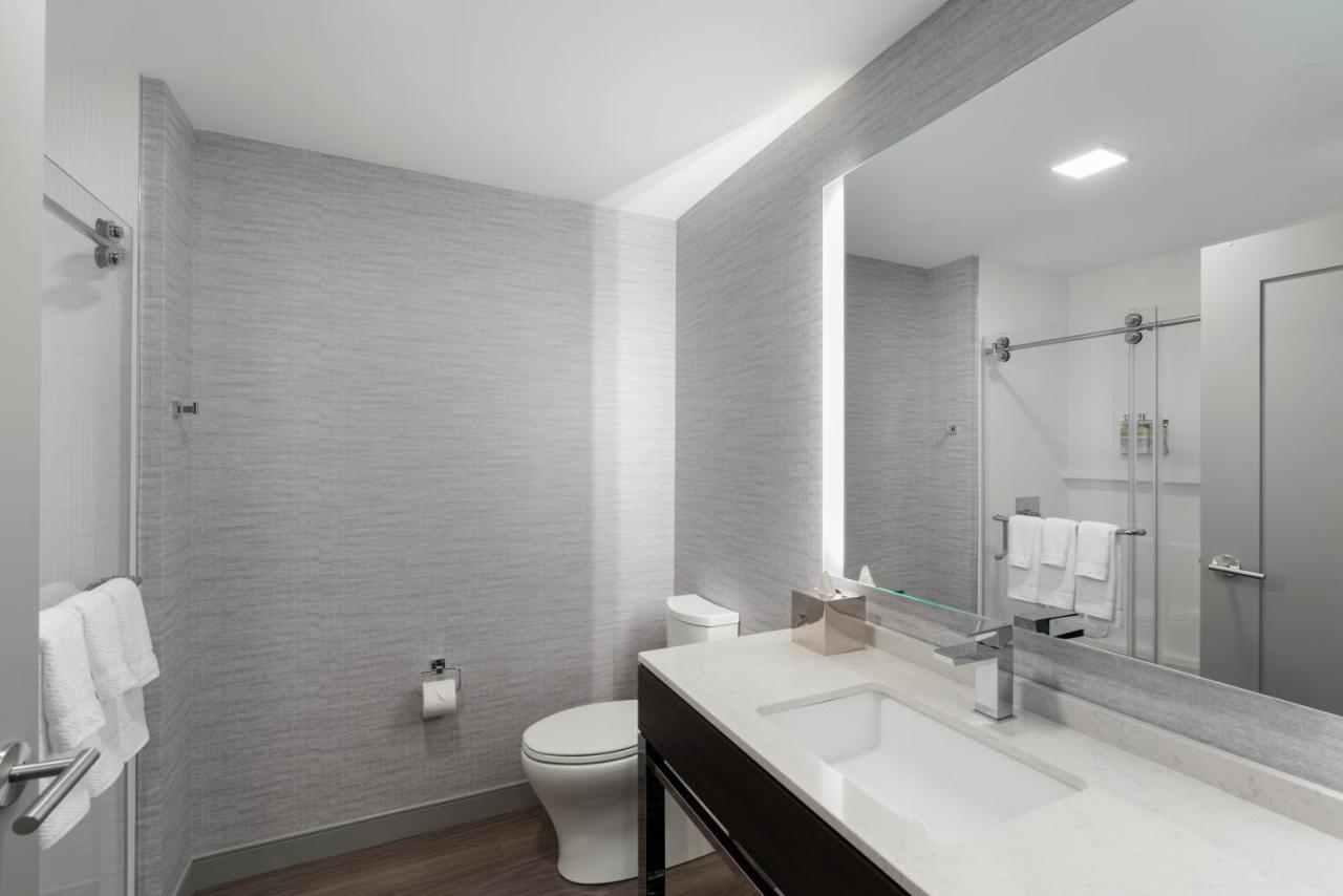 King Room - Hearing Accessible - Non-Smoking at Holiday Inn Express Boston Logan Airport - Revere by IHG