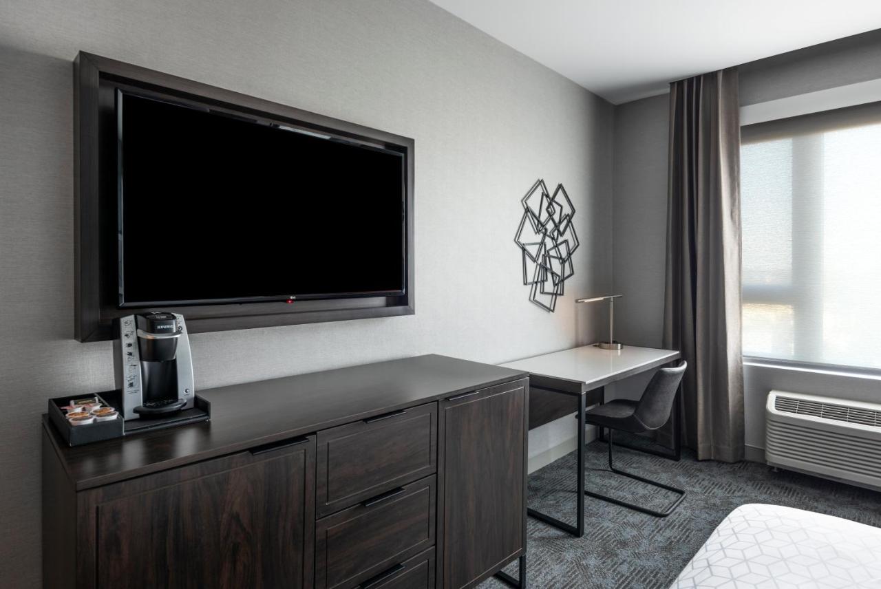 King Room - Hearing Accessible - Non-Smoking at Holiday Inn Express Boston Logan Airport - Revere by IHG