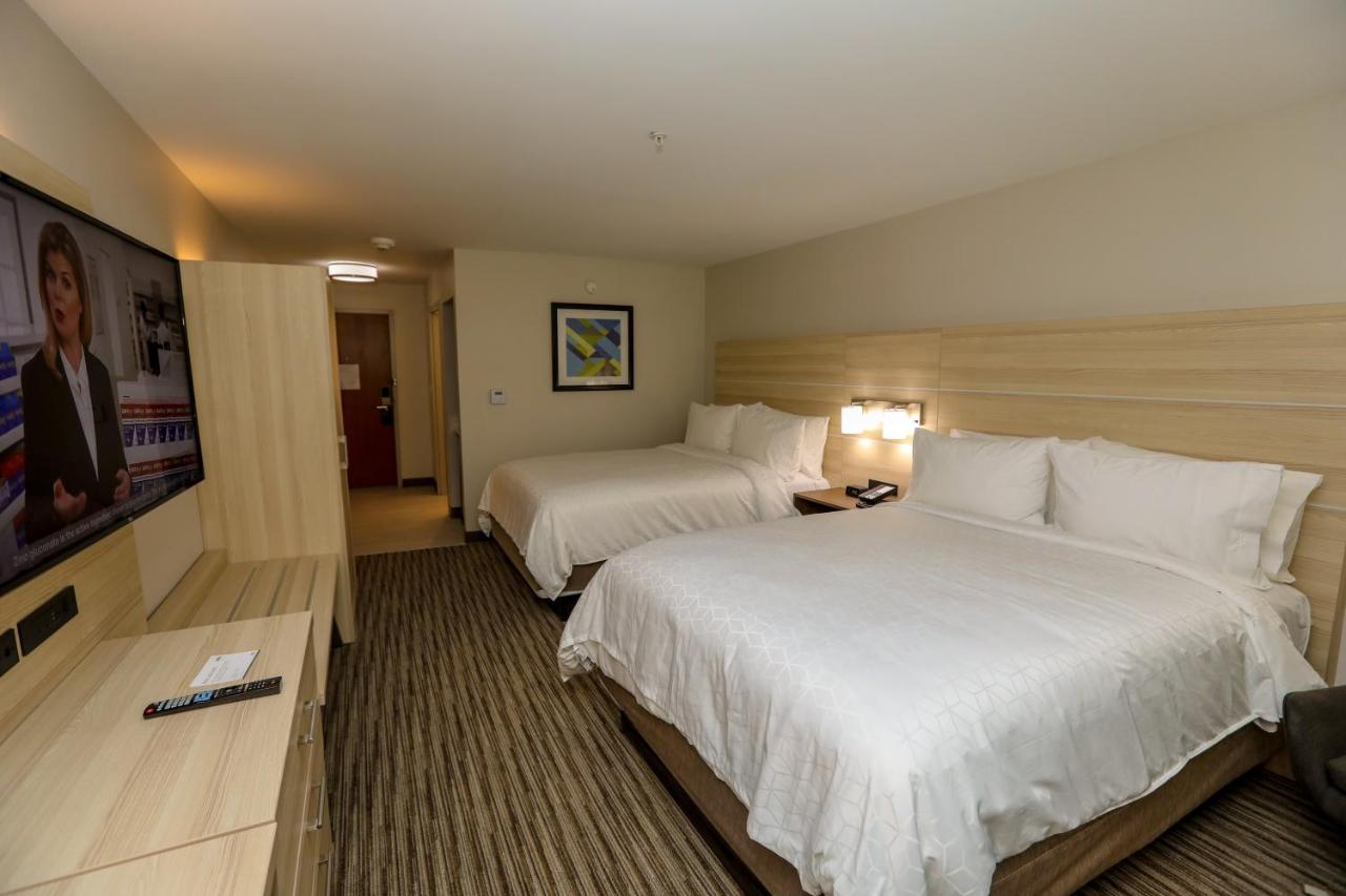 Queen Room with Two Queen Beds - Non-Smoking at Holiday Inn Express : Hillsboro I-35 by IHG